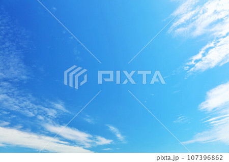 秋の青空と雲 107396862