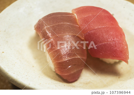 鮪赤身握り 107396944