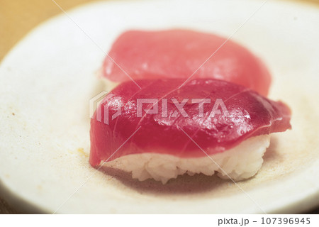 鮪赤身握り 107396945