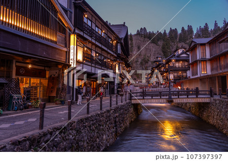 山形県尾花沢市　春の銀山温泉の夕景 107397397