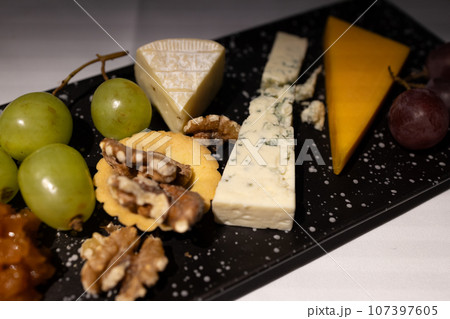美味しいビジネスクラスの機内食のデザートのチーズ盛り合わせ 107397605