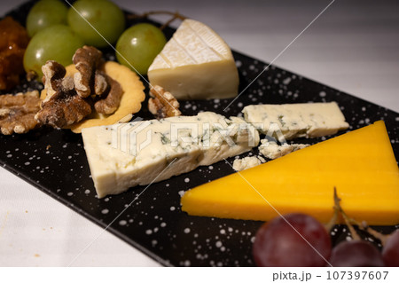 美味しいビジネスクラスの機内食のデザートのチーズ盛り合わせ 美味しいビジネスクラスの機内食のデザートのチーズ盛り合わせ 107397607