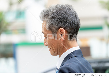 歩くシニア男性　ビジネス　後ろ姿 107397799