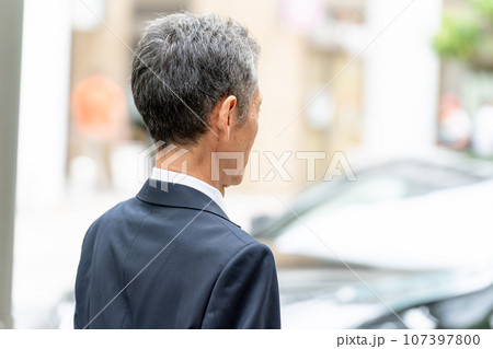 歩くシニア男性 ビジネス 後ろ姿 歩くシニア男性 ビジネス 後ろ姿 107397800