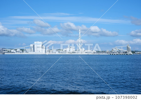 衣浦湾岸沿いの工場の景色 107398002