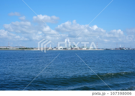 衣浦湾岸沿いの工場の景色 107398006