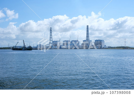 衣浦湾岸沿いの工場の景色 衣浦湾岸沿いの工場の景色 107398008