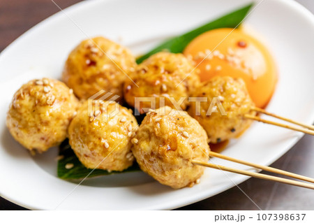 つくねの照り焼き卵黄付き つくねの照り焼き卵黄付き 107398637