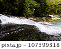 岩肌を流れ落ちる滝 107399318