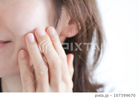 女性の肌　毛穴 107399670