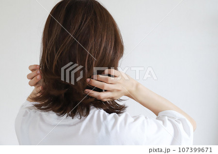女性の後ろ姿　ヘアケア 107399671