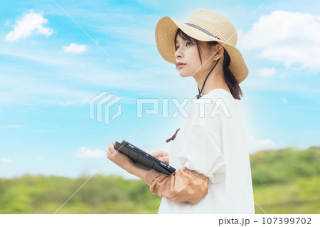 農業 若い女性 農業 若い女性 107399702