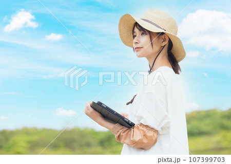 農業 若い女性 農業 若い女性 107399703