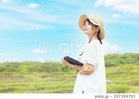 農業　若い女性 107399705