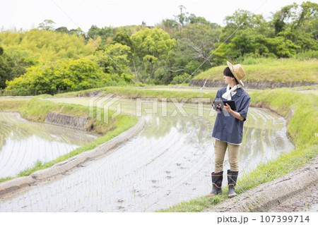 農業 若い男性 農業 若い男性 107399714