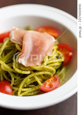 ミニサイズのジェノベーゼソースパスタ 107400940