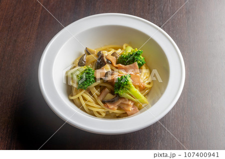 ミニサイズのボルチーニソースパスタ ミニサイズのボルチーニソースパスタ 107400941