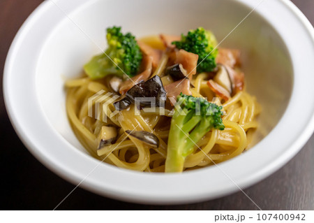 ミニサイズのボルチーニソースパスタ ミニサイズのボルチーニソースパスタ 107400942