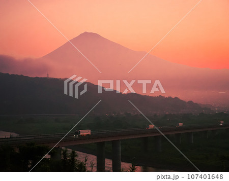 朝焼けに染まる富士山(静岡県富士市) 朝焼けに染まる富士山(静岡県富士市) 107401648