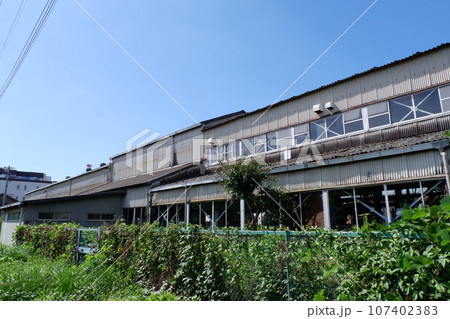 昭和の雰囲気の工場建屋 107402383