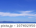 青く晴れた日の空と海と島 107402950