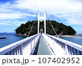 晴れた日の小さな島にかかる橋その2 107402952