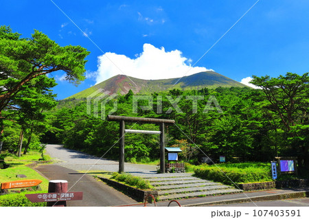 【宮崎県】高千穂河原から見た高千穂峰（霧島山） 107403591