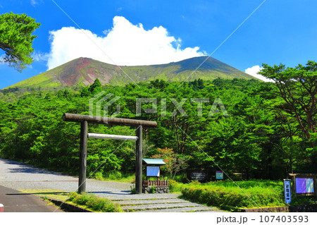 【宮崎県】高千穂河原から見た高千穂峰（霧島山） 107403593