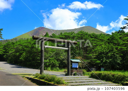【宮崎県】高千穂河原から見た高千穂峰(霧島山) 【宮崎県】高千穂河原から見た高千穂峰(霧島山) 107403596