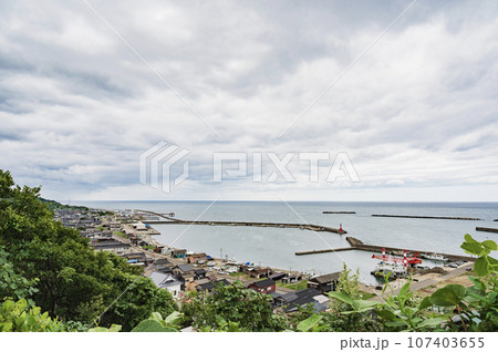 新潟 曇り空の出雲崎海岸 新潟 曇り空の出雲崎海岸 107403655
