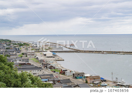 新潟 曇り空の出雲崎海岸 新潟 曇り空の出雲崎海岸 107403656