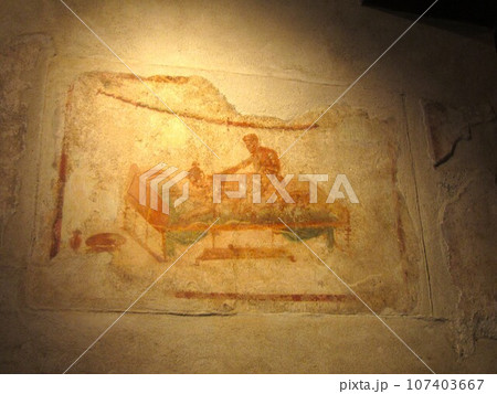 イタリア、ポンペイ遺跡、娼婦館の壁画 イタリア、ポンペイ遺跡、娼婦館の壁画 107403667
