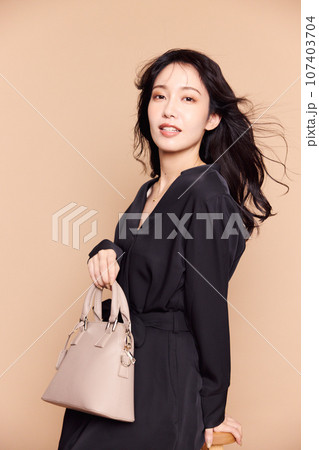 秋服ファッション女性ポートレート 秋服ファッション女性ポートレート 107403704