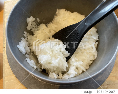釜炊きの新米ご飯 羽釜で炊いたつやつやのご飯 釜炊きの新米ご飯 羽釜で炊いたつやつやのご飯 107404007