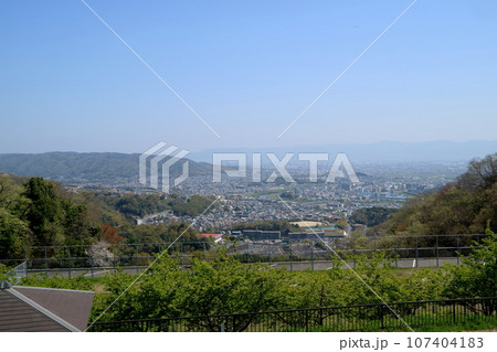 信貴山から見る奈良盆地 107404183