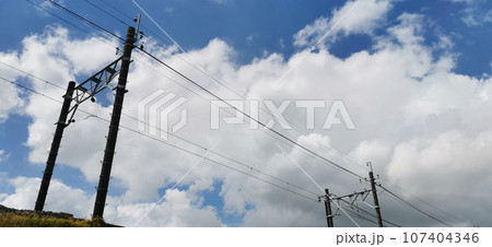 青空と雲と線路の電線 107404346