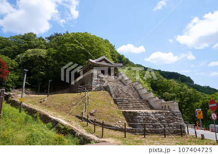 世界文化遺産・南漢山城　東門【韓国】 107404725