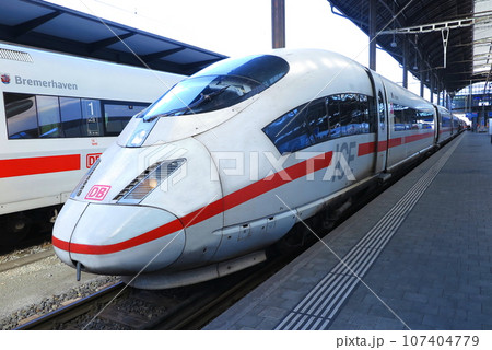 DB（ドイツ鉄道）の、ICE3車両（駅停車中） 107404779
