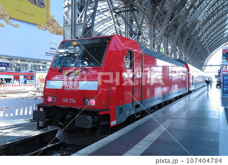 DB（ドイツ鉄道）の146型電気機関車と客車（フランクフルト中央駅） 107404784