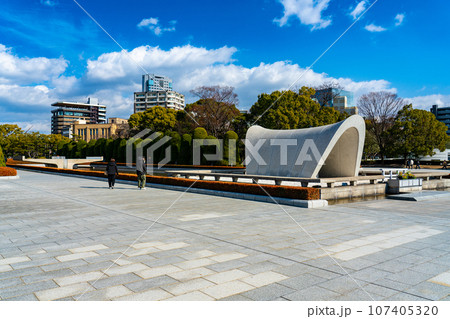 冬晴れの平和記念公園の風景3　広島県広島市中区 107405320