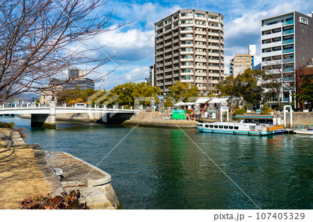 冬晴れの元安川とひろしま世界遺産航路平和公園乗り場1 広島県広島市中区 冬晴れの元安川とひろしま世界遺産航路平和公園乗り場1 広島県広島市中区 107405329