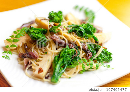 ホタルイカと菜の花のペペロンチーノパスタ 107405477