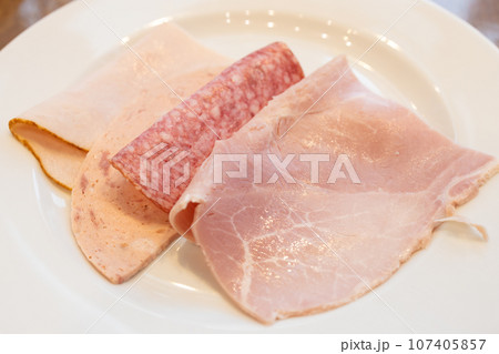 朝食ビュッフェのハムとソーセージとサラミ 朝食ビュッフェのハムとソーセージとサラミ 107405857