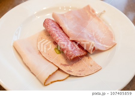 朝食ビュッフェのハムとソーセージとサラミ 朝食ビュッフェのハムとソーセージとサラミ 107405859