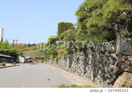 名勝楽山園へ続く道の風景 107406281