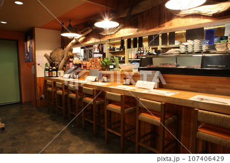 飲食店の店内風景 107406429
