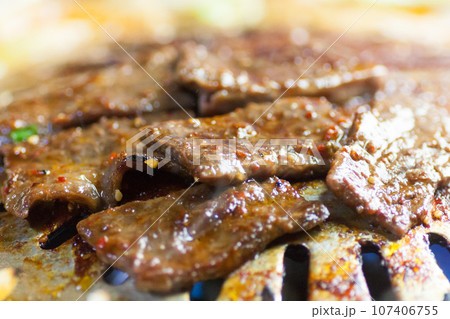焼肉用鉄板で牛肉を焼く 焼肉用鉄板で牛肉を焼く 107406755