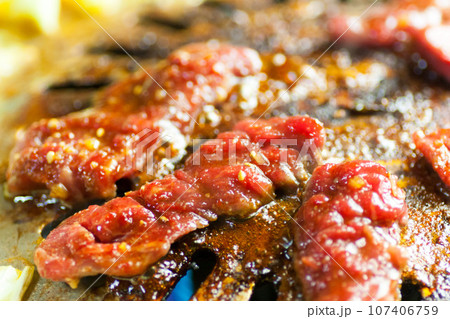 焼肉用鉄板で牛肉を焼く 焼肉用鉄板で牛肉を焼く 107406759