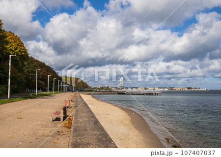 Promenade And Beach At Baltic Sea In Gdynia 107407037