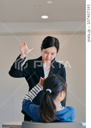 女の子に体罰をする女性の教師 女の子に体罰をする女性の教師 107407393